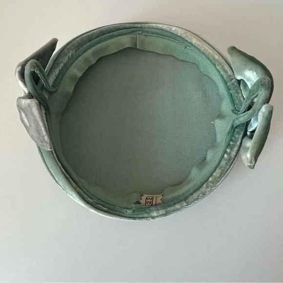 Vintage 1960s Ladies' Mint Green Blue Velvet Pillbox Side Bows Close Hat - Picture 11 of 15